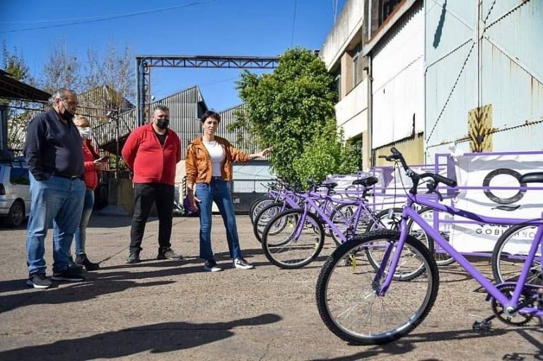 Entrega de bicicarros a recuperadores de Bernal: «El reciclado debe ser con inclusión social»