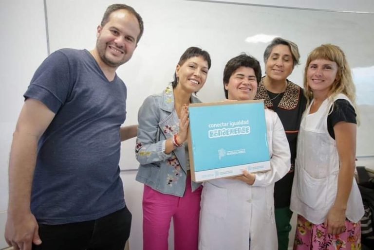 Mayra Mendoza entregó netbooks a alumnos y alumnas de Quilmes