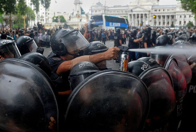 La Policía de la Ciudad reprimió una movilización en contra del ajuste al cine nacional