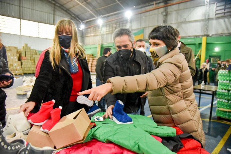 El Municipio de Quilmes recibió una donación de camperas y zapatillas