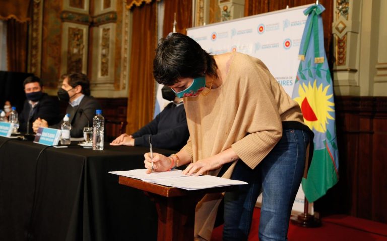 Mayra Mendoza firmó adhesión de Quilmes a Potenciar Trabajo