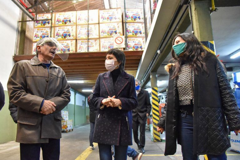 Mayra Mendoza y Paula Español visitaron una fábrica de juguetes quilmeña con impronta inclusiva