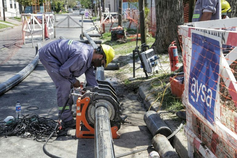 Avanza la obra de renovación de red de agua en Quilmes Este