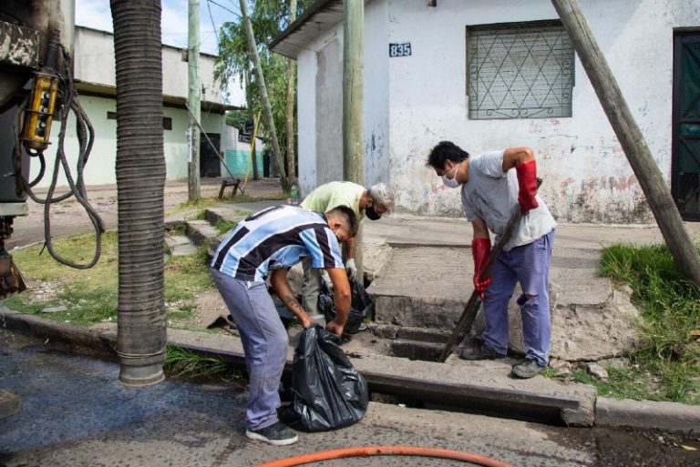 Continúan las tareas de desobstrucción de sumideros en Quilmes