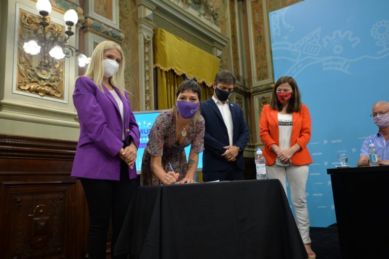 Mayra Mendoza junto al gobernador Kicillof en la firma de adhesión al programa Comunidades sin Violencias