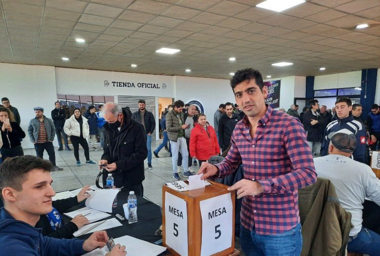 Con más del 70% de los votos, el oficialismo se impuso sobre la lista gris apadrinada por José Luis Meizner y Anibal Fernández. Y Mateo Magadán es el nuevo presidente de Quilmes
