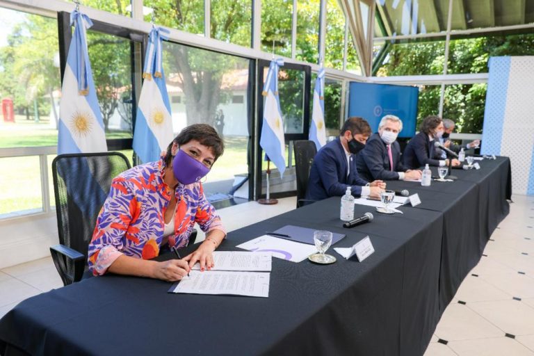 Alberto Fernández, Axel Kicillof y Mayra Mendoza anunciaron la urbanización de Villa Azul