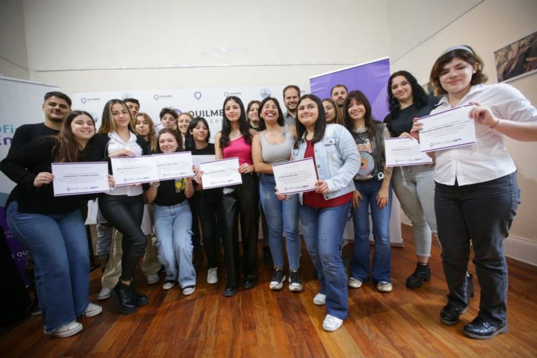 Entrega de diplomas a estudiantes que hicieron prácticas profesionalizantes en Quilmes