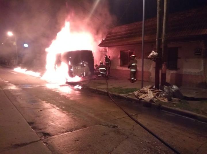 Solano: Se incendió una camioneta estacionada en la vereda