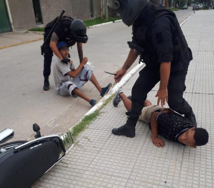 Policía motorizada de Quilmes captura a dos sospechosos